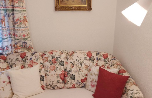 Munchen District Apartment | Apartment 'Ferienwohnung Grünwald' with Private Garden and Wi-Fi