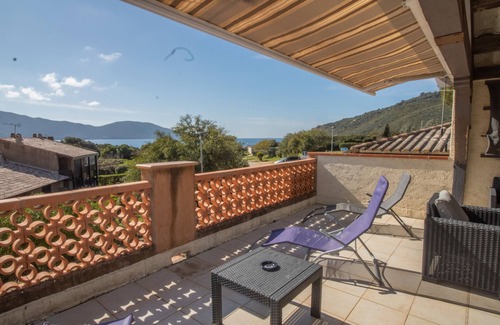 Residences du Golfe de Lava Apartment | Apartment 'Figuera T4 Grande Terrasse Vue Mer' with Sea View, Wi-Fi and Air Conditioning