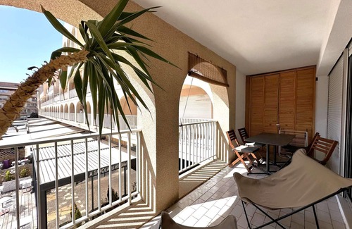 Toulon - Hyeres Apartment | Apartment for 4 people facing the harbor in Hyères