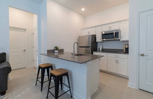 Winter Garden Apartment | Apartment for travel workers/desk & full kitchen