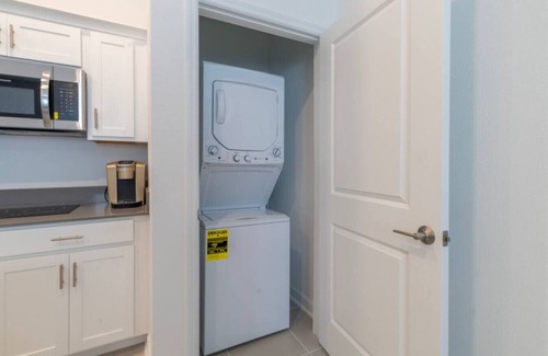 Winter Garden Apartment | Apartment for travel workers/desk & full kitchen