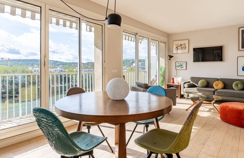 Billancourt–Rives de Seine Apartment | Apartment overlooking the Seine 10' drive from the Eiffel Tower free parking