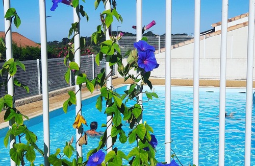 Giens Apartment | Apartment, garden, swimming pool, sea nearby.
