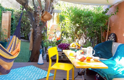 Giens Apartment | Apartment, garden, swimming pool, sea nearby.