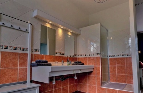 Tremblay Apartment | Apartment 'Ginko Et Bambou' with Shared Terrace, Shared Garden and Wi-Fi