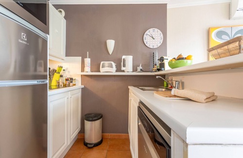 Le Dramont Apartment | Apartment 'Grande Terrasse Vue Mer' with Sea View, Shared Pool and Wi-Fi