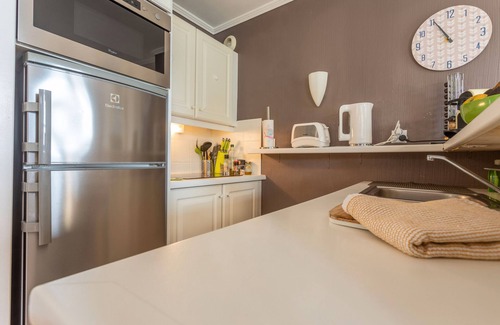 Le Dramont Apartment | Apartment 'Grande Terrasse Vue Mer' with Sea View, Shared Pool and Wi-Fi
