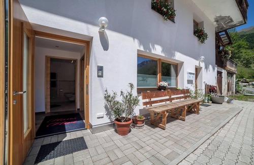 Curon Venosta Apartment | Apartment “Haus Fliri” in Etschtal Valley with Wi-Fi, Garden & Terrace