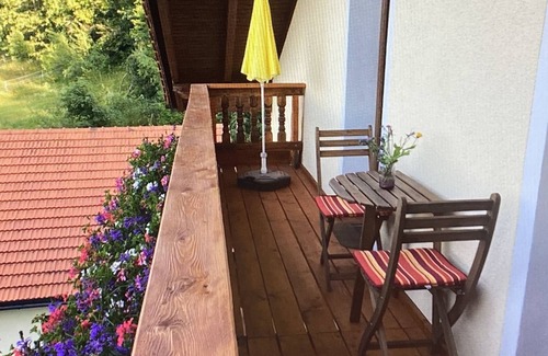 Neureichenau Apartment | Apartment 'Haus Peschl Fewo 2' with Shared Garden, Balcony and Wi-Fi