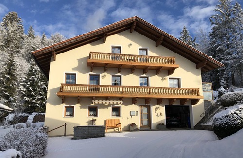 Neureichenau Apartment | Apartment 'Haus Peschl Fewo 2' with Shared Garden, Balcony and Wi-Fi
