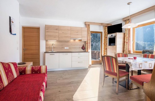 Racines Apartment | Apartment "Heiserhof - Apfel" with Mountain View, Terrace & Wi-Fi