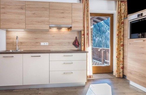 Racines Apartment | Apartment "Heiserhof - Apfel" with Mountain View, Terrace & Wi-Fi