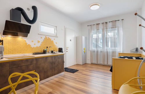 Laives Apartment | Apartment 'Honey Home' with Mountain View, Wi-Fi and Parking