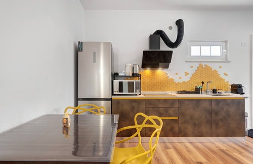 Laives Apartment | Apartment 'Honey Home' with Mountain View, Wi-Fi and Parking