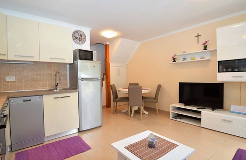 Sveti Jakov Apartment | Apartment Hrasta 1 is accommodation in Hrasta on the island of Cres, 43 km from Mali Lošinj.