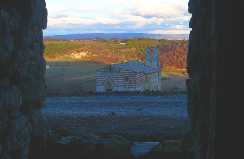 Colle di Val d'Elsa Villa | Apartment in villa with WIFI, pool, A/C, TV, patio, panoramic view, parking, close to San Gimignano