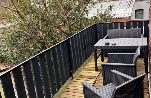 Brunsbuttel Apartment | Apartment 'Im Koog 99 M²' with Balcony and Wi-Fi