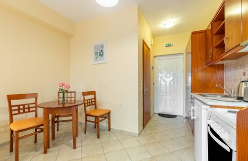 Agios Stefanos Avliotes Apartment | Apartment In A Hotel 'Kosmos Studio 1' with Shared Terrace, Wi-Fi and Air Conditioning