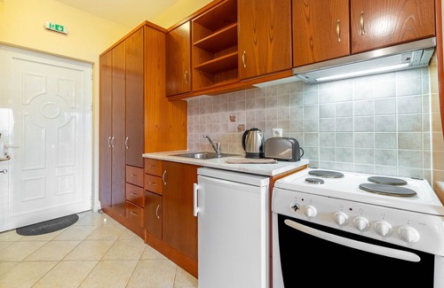 Agios Stefanos Avliotes Apartment | Apartment In A Hotel 'Kosmos Studio 1' with Shared Terrace, Wi-Fi and Air Conditioning