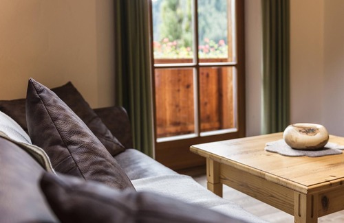 Sand in Taufers House | Apartment In A Hotel 'Mair Zu Hof St. Mauritzien 3' with Mountain View, Shared Garden and Wi-Fi