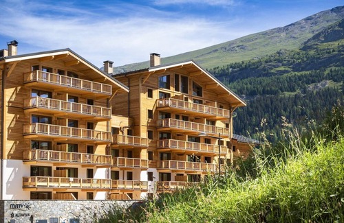 Les Boisses Apartment | Apartment in Alps with Spa & Pool