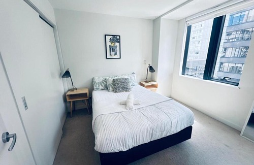 Auckland Central Business District Apartment | Apartment in Auckland City in Front of Sky Tower