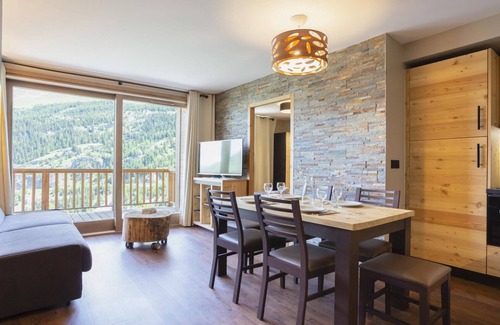 Les Boisses Apartment | Apartment in France with Valley Views & Spa