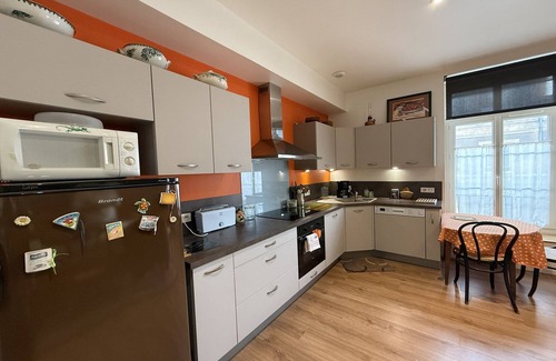 Bollee Apartment | Apartment in Le Mans with Private Garage