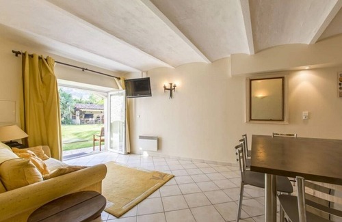 Forcalquier Bed & Breakfast | Apartment in Mas provençale pool & spa residence