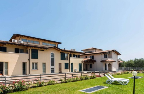 Cunettone House | Apartment in Salò with Pool & Olive Groves