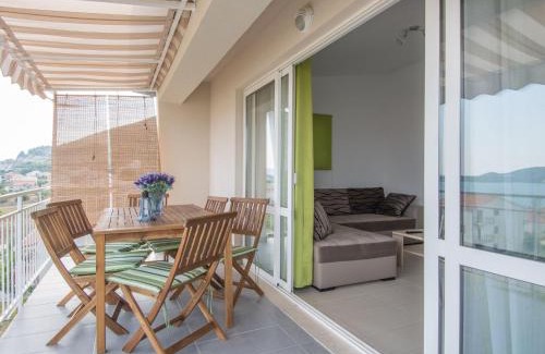 Seget Donji Apartment | Apartment in Seget Donji with terrace