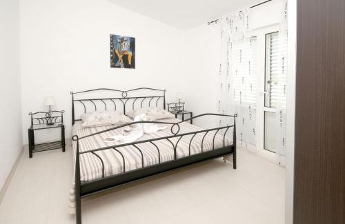 Seget Donji Apartment | Apartment in Seget Donji with terrace