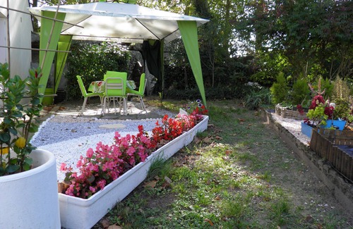 Bagneux Apartment | APARTMENT IN THE GARDEN OF HISTORICAL MONUMENT OF 5000 YEARS