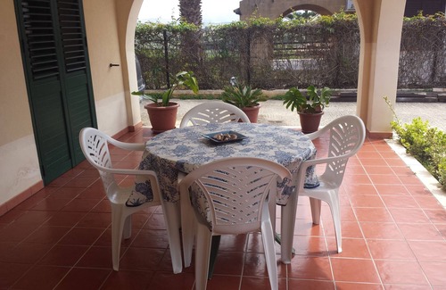 Porto Palo Apartment | Apartment In Villa near The Sea