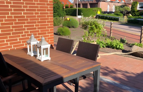 Baltrum Apartment | Apartment 'Inselhuuske I' with Private Terrace, Private Garden and Wi-Fi