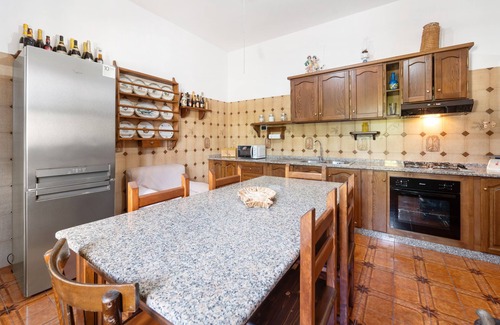 San Giovanni Suergiu Apartment | Apartment '2' with Shared Garden, Balcony and Air Conditioning