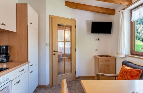 Cadipietra Apartment | Apartment "Glocklechnhof Sonnenschein" with Mountain View, Garden, Balcony & Wi-Fi