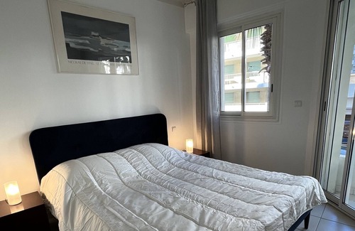Juan-les-Pins Apartment | Apartment Juan Les Pins Sea view in the heart of town with its merchants