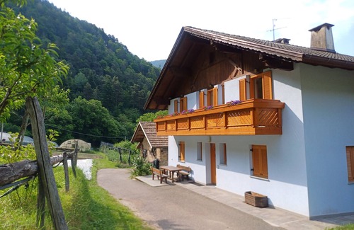 Laives Apartment | Apartment 'Kastanienhain' with Mountain View, Wi-Fi and Air Conditioning