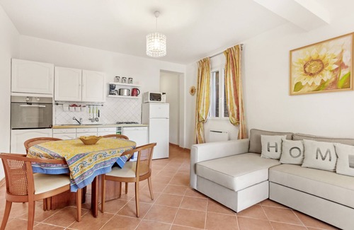 La Nartelle Apartment | Apartment 'L'amandier' with Private Terrace, Private Garden and Wi-Fi