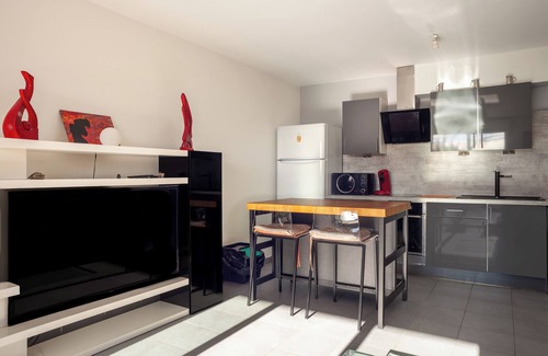 16th Arrondissement Apartment | Apartment 'L Évasion' with Private Terrace and Wi-Fi