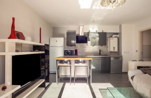 16th Arrondissement Apartment | Apartment 'L Évasion' with Private Terrace and Wi-Fi