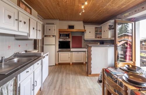 Cordon Apartment | Apartment 'La Charbonnière' with Mountain View, Private Garden and Wi-Fi