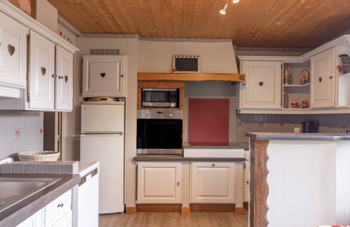 Cordon Apartment | Apartment 'La Charbonnière' with Mountain View, Private Garden and Wi-Fi