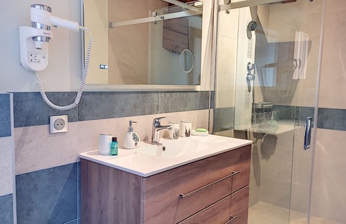 Seez Apartment | Apartment 'La Grande Étoile' with Mountain View, Private Terrace and Wi-Fi