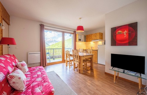 Orelle Apartment | Apartment 'La Montagne' with Mountain View, Shared Pool and Wi-Fi