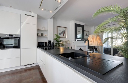 Bahia de Casares Apartment | Apartment "La Perla de Marakech 5" with Sea View, Shared Pool & Wi-Fi