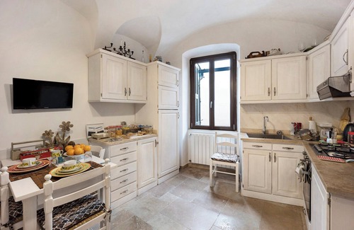 Dolceacqua Apartment | Apartment "La stanza segreta platinum" with Balcony & Wi-Fi