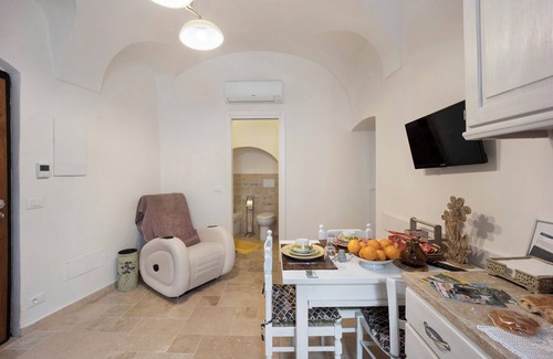 Dolceacqua Apartment | Apartment "La stanza segreta platinum" with Balcony & Wi-Fi