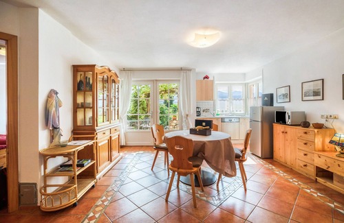 Caldaro Sulla Strada del Vino Apartment | Apartment 'Laurin' with Mountain View, Shared Terrace and Wi-Fi